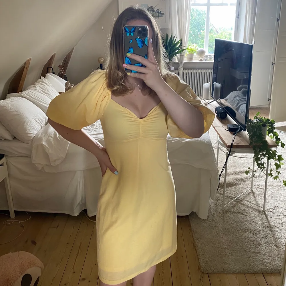 Jättesöt gul klänning nu till sommaren . Klänningar.