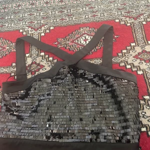 Glittrig topp knappt använd! - Paljettlinne med snygg passform! Använt en gång!