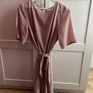 Klänninh - Säljer den fina somriga klänningen, har inte använt den en enda gång så den är i nyskick, klänningen är i storlek 36 men passar fler storlekar,det medföljer även ett band rund midjan, så man kan välja om man vill ha den tajtare eller lösare.