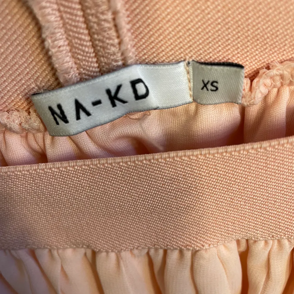 Fin rosa kjol från nakd i storlek xs. Går runt knäna. Kjolar.