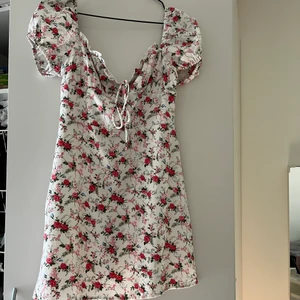 Blommig klänning  - Blommig klänning, storlek xs 