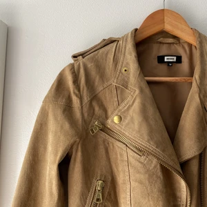 Mocka Jacka - Brun äkta läder/mocka jacka från bikbok. Köpt för 100 år sen och kommer inte till användning… 