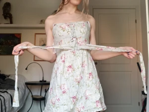 Ärmlös kort klänning - Otroligt söt kort sommarklänning utan ärmar (OBS skrynklig på bilden men när den skickas/lämnas över kommer jag ha strykt den) 