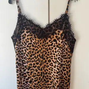 jättesnygg silkes leopard linne! så skön! kan användas båda till sommar linne eller nattlinne då silke är bra för både kroppen och håret under natten!  bra skick!