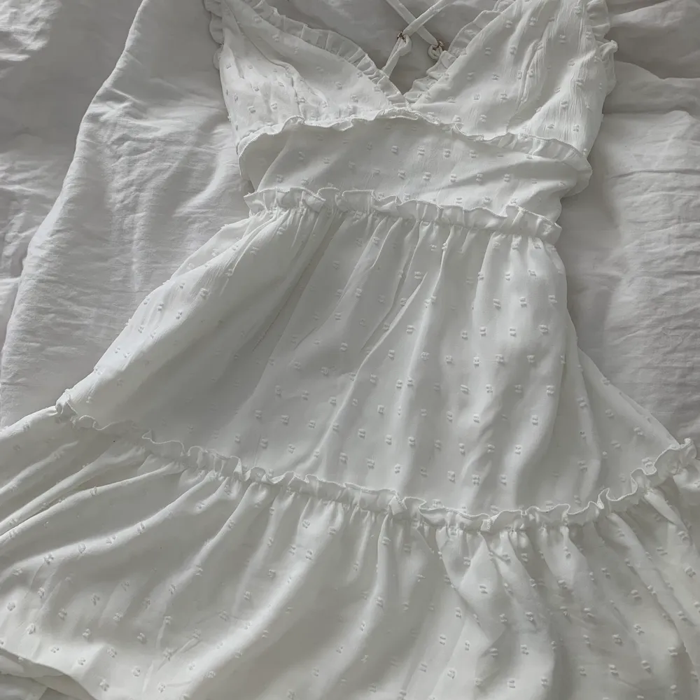 IDAG ÄR SISTA DAGEN FÖR BUDGIVNING, till klockan 14:00!!!!((Två första bilder lånade) En vit klänning från shein! Enbart använd en gång. Bud är bindande💗Köparen står för frakt 💗☺️. Klänningar.