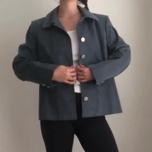 Suade jacka - Superfin suade jacka. Stl S/M sitter ”löst”. 