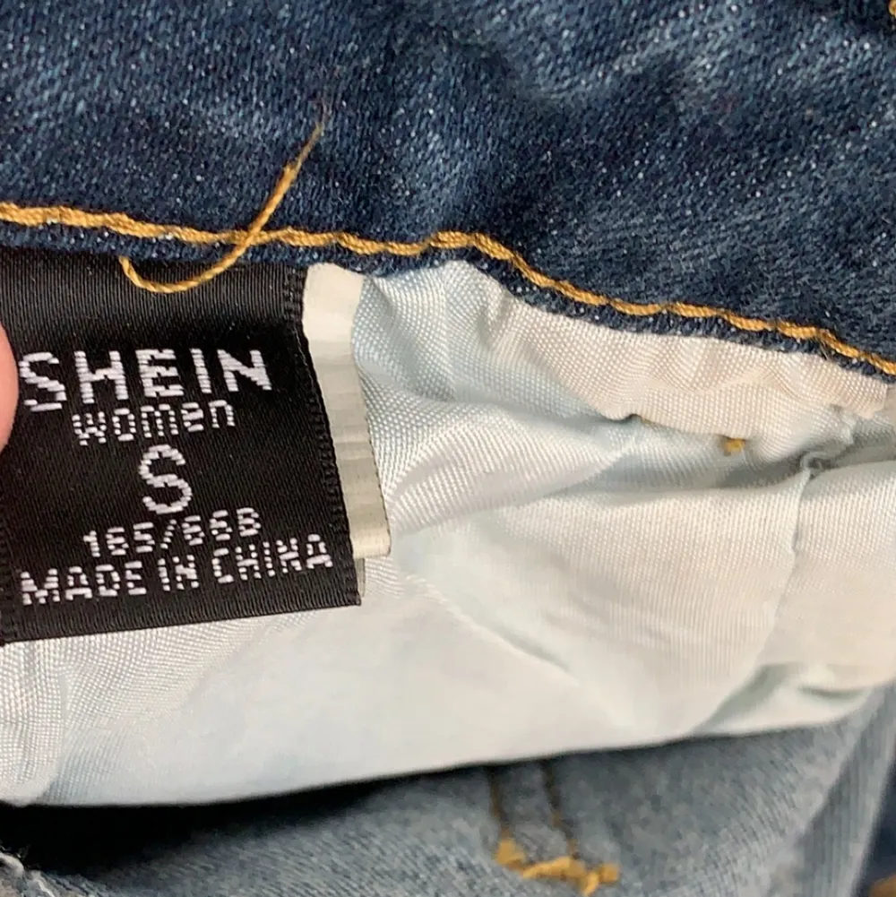 Säljer mina Shein jeans i stl S då de är för små för mig. Stretcha och låg midja stl 36 Orginalpris 259kr. Jeans & Byxor.