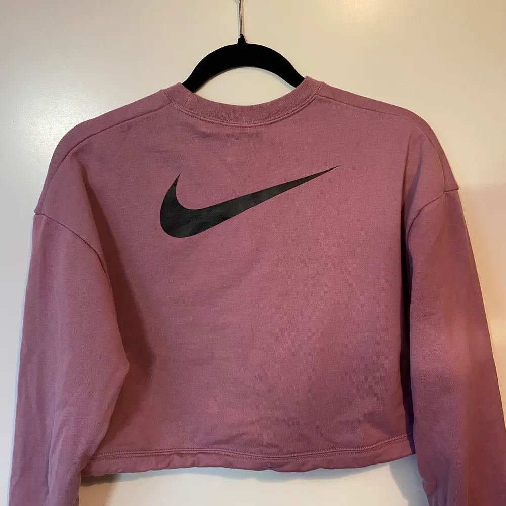 Säljer sweatshirt crop top från Nike i storlek S. . Hoodies.