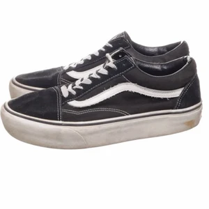 Vans storlek 40 1/2 - Köpte på sellpy för 249kr. Använda, men ej sönder, endast smutsiga. Storlek 40 1/2.  216kr inklusive frakt.