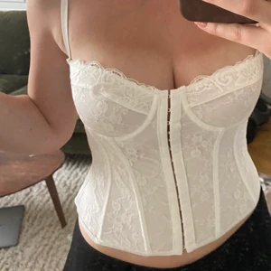 Korsett  - Verkligen superfina spetskorsetter med riktiga hakar fram. Som gummiband bak. Storlek M 