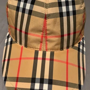 Burberry Keps - Hör gärna av dig om du är intresserad av en burberry keps, den är använd 1gång så den är i nyskick.