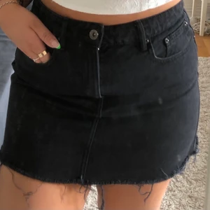 Svart jeanskjol -  Supersnygg svart jeanskjol med ”fransar” nertill. Inköpt på Carlings för x antal år sedan. Sparsamt använd och i gott skick. OBS‼️ Köparen står för frakten som ej är inkluderat i priset😊