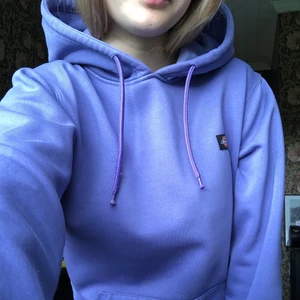 Lila hoodie - En lila hoodie ifrån dickies i strl xs men är oversized så passar nog dom flesta beroende på hur man vill att den ska sitta ❤️