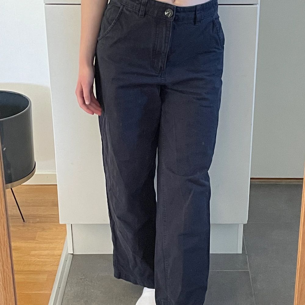 Säljer dessa mörkblå, vida byxorna från Monki i storlek 38.  Jag är 158 cm och bär oftast storlek 32-34. Dessa byxor är lite för vida i midjan för mig men längden är perfekt.. Jeans & Byxor.