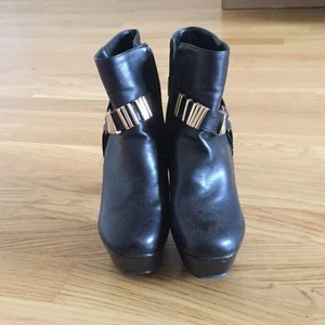 Taylor  - Taylor storlek 37 svart med tjock klack guld / mässing detaljer 