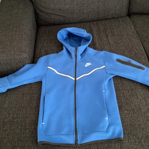 Nike tech fleece  - Blå Nike tech fleece öppna för att testa men köpte fel storlek. Lägg bud 
