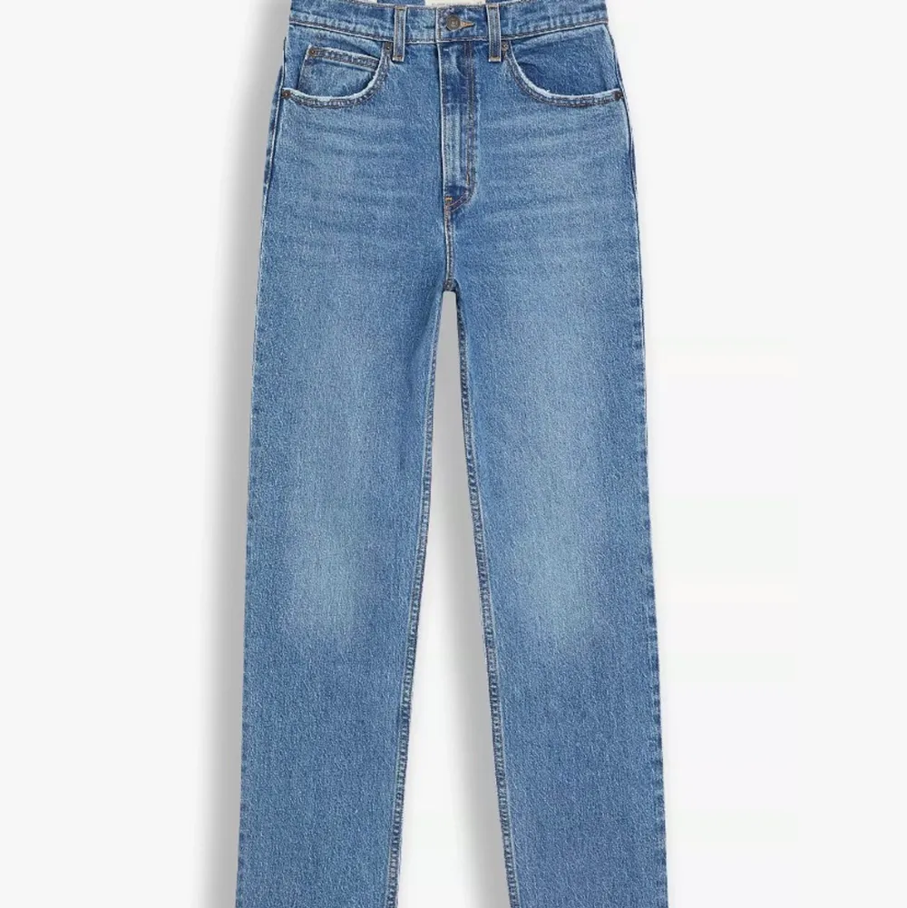 Levis 70s high slim straight jeans storlek 25x28, helt oanvända Säljer pga för små . Jeans & Byxor.