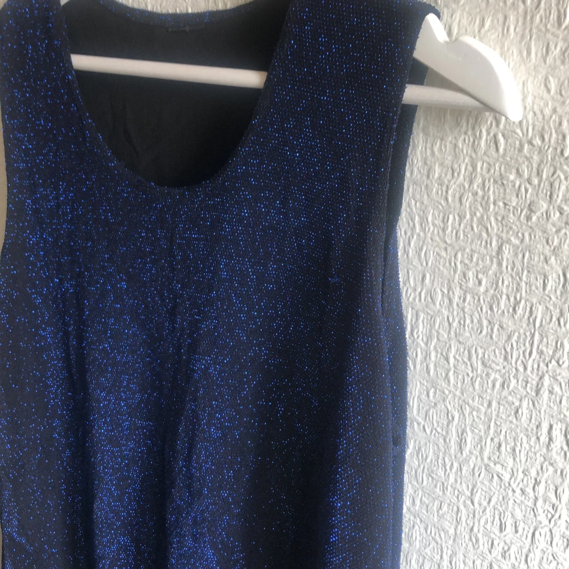 Superfin glittrig marinblå topp - 90