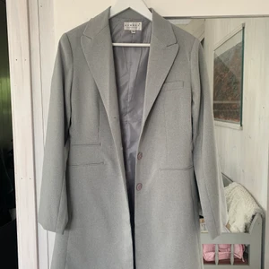 Vintage H&M kavaj kappa - Mammas gammla kappa som tyvärr inte kommer till användning längre, men är i jätte bra skick.  Kan dikskuetera pris vid snabbt köp 💞