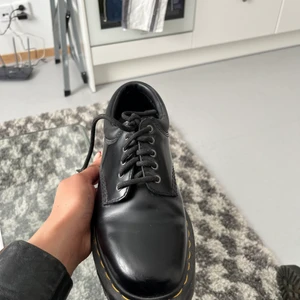 Dr martens - 8053 Quad Leather Platform Doc Martens. Strl: 39. Säljer för jag inte fått mycket använding av dem och använt bara ett fåtal gånger, så de är så gott som nytt skick. Köparen står för frakt. Utgångspris var 2500kr