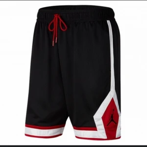 Jordan shorts  - Säljer mina jordan shorts storlek m eftersom dom är för stora. Aldrig använda, bara testade!