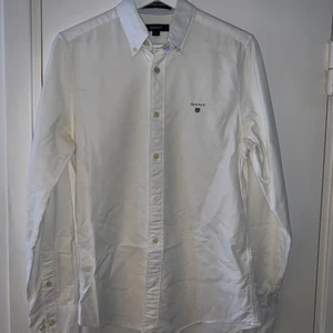 Skjorta - Gant - Skjorta från Gant.  Defekt liten röd fläck på axel