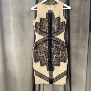 Helt ny bandageklänning  - Säljer en helt ny klänning med prislappen på. Färgen är beige, varmare än på bilden. I storlek 36 men skulle säga att den passar en stlk 34-38 Finns att hämta i Ekerö 500kr