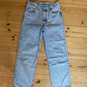 Levis Jeans - Levis Jeans. Nyskick. Använda typ en gång. Ljusblåa. Storlek 28. Modellen heter ”Ribcage straight ankle. Nypris 1195. Mitt pris 400kr + frakt eller den som bjuder högst. Storlek 28 (säljer även samma jeans i storlek 27). 