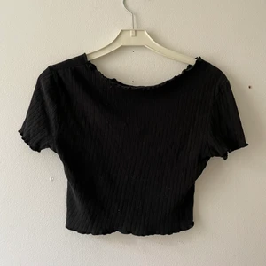 Svart topp - Söt sommar topp. Vet inte storleken eftersom att jag tog bort lappen men skulle säga att den passar xs/s/m