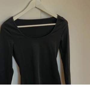 Säljer denna fina svarta tröjan utan defekter. Köpt här på plick och säljs då den inte satt som jag tänkt mig. (Lånade bilder)💗Storlek XS men passar även S och kanske M💖Gratis frakt