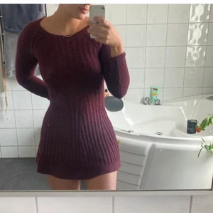 Stickad klänning från hollister  - Stickad klänning från hollister i storlek xs  som tyvärr är för kort för mig. Knappt använd så inga defekter 😁