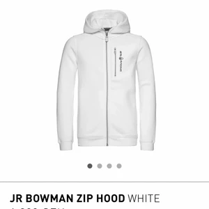 Sail racing zip hoodie - Helt i nyskick knappt använd behöver bli såld fort. Vid snabb affär kan pris diskuteras 1000kr nypris säljer för 500kr detta kan även diskuteras. Stl 164, sitter som en small.
