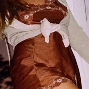 Brun mini ’slip’-klänning  - En söt mini klänning i siden material och spetsdetalj🌿❤️