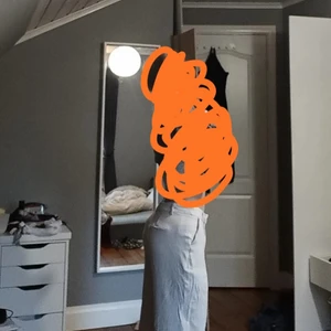 Linnebyxor💖 - Säljer ett par superfina linnebyxor. Köpta på tise av en super trevlig tjej. Använda 1 gång av mig. Dem är i mycket bra skick utan några fläckar, revor eller liknande. Säljer då dem ej kommer till användning. Passar någon under 160 cm. Nypris 900kr💗