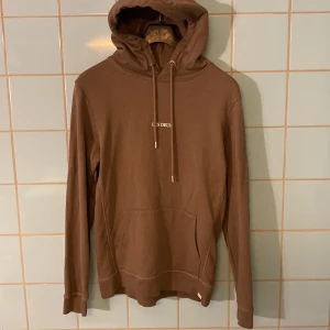Burn Les Deux hoodie - Jättefin fitted hoodie från Les Deux i en mjölk-brun kulör. Jätteskön och använd 3 gånger. Inga skador, fläckar eller hål.  Nypris: 560 kr