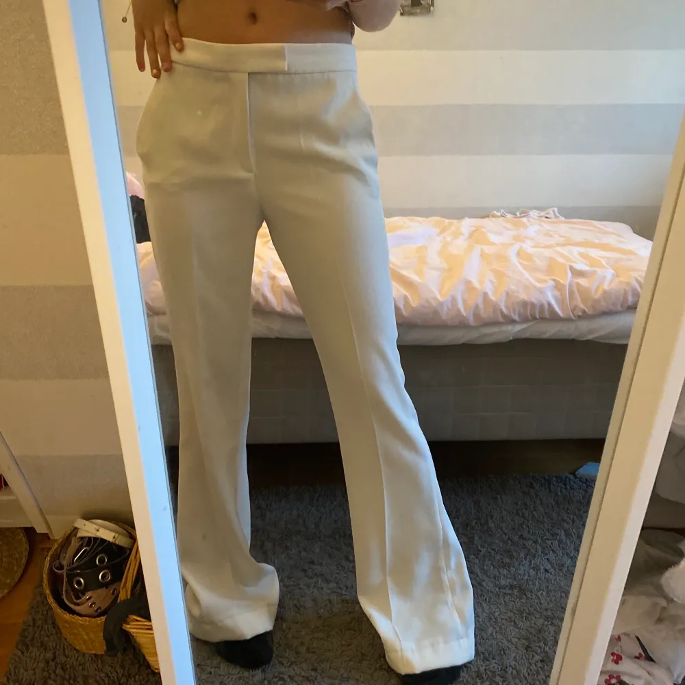Säljer mina somriga vita kostymbyxor från Zara ☀️  Endast använda tre gånger och därav i mycket bra skick. Byxorna är i storlek S och är ganska långa för mig som är ungefär 171 cm🌻 Säljer för 150kr + frakt men priset kan diskuteras. (Andra bilden är lånad). Jeans & Byxor.
