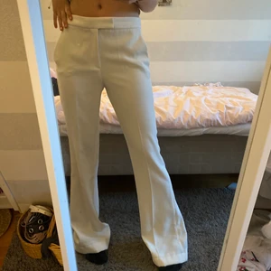 Vita kostymbyxor från Zara - Säljer mina somriga vita kostymbyxor från Zara ☀️  Endast använda tre gånger och därav i mycket bra skick. Byxorna är i storlek S och är ganska långa för mig som är ungefär 171 cm🌻 Säljer för 150kr + frakt men priset kan diskuteras. (Andra bilden är lånad)