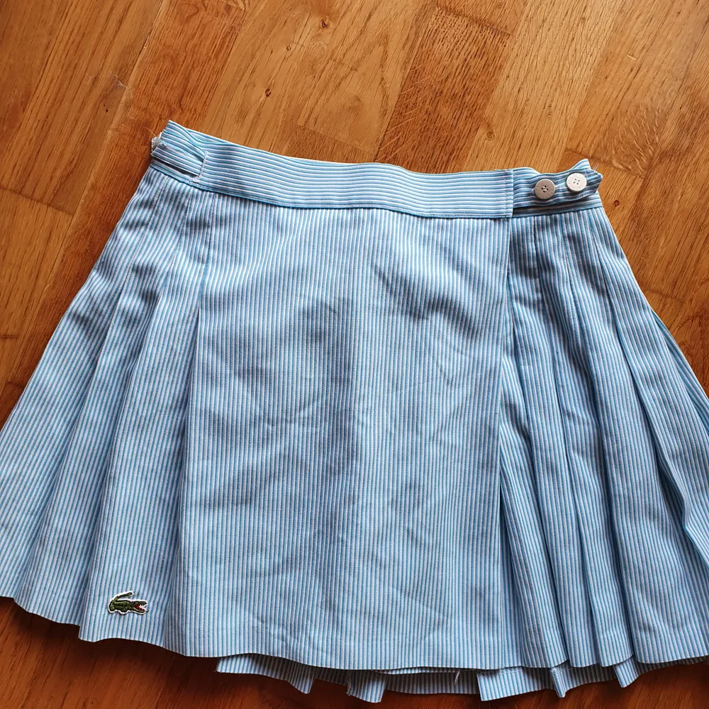 Världens finaste kjol från lacoste. Omlott och är mellan 34/36 skulle jag säga🐦. Kjolar.