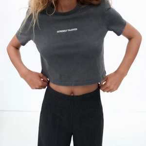 Zara Top - EXTREMELY TALENTED  - Färg: Mörkgrå Storlek: M men mer som en small Ny skick, endast testad. Köparen står för ev frakt.  