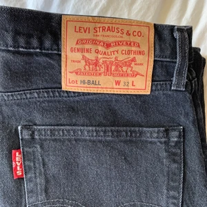 Levi jeans  - Levi’s jeans 32. Rätt låga. Jag är 177cm. Skulle kunna passa en 38/40.  Skicka för mer information. Spårbar frakt tillkommer på 66kr 