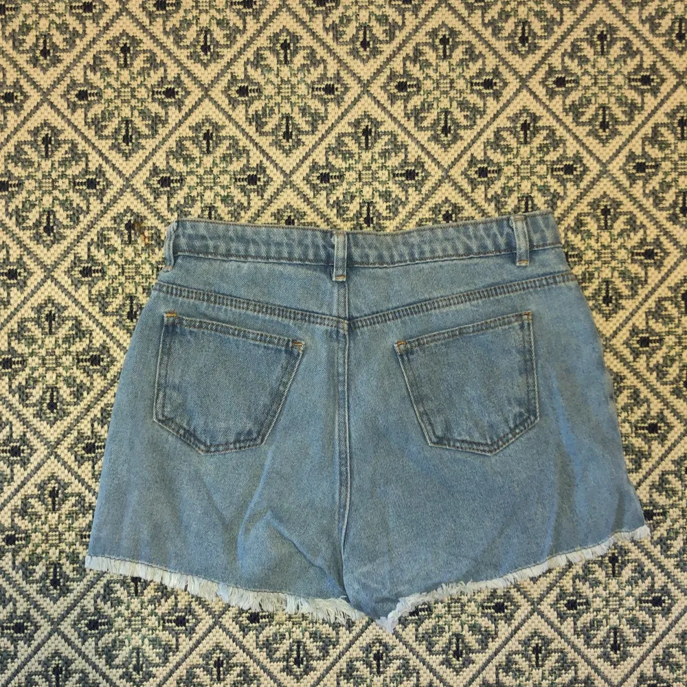 Shortsen köptes utomlands för flera år sedan och är i väldigt bra skick. Perfekta till en hett sommardag på 25 grader + 🌼🌞😉. Shorts.