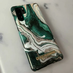 Huawei p30 PRO Skal - Hej! Säljer ett ideal of sweden skal till mobilen huawei p30 PRO åt min kompis. Mobilen anvönds ej längre så skalet används ej 😊😁 priset går att diskuteras 🥰 frakten är 13kr   Två små jack i nedre kanterna men annars i fint skick,bild 2&3