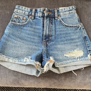 Pull and bear shorts - Jag säljer dessa pull and bear shorts för 150kr+ frakt! Helt oandvända och lappen sitter kvar. Storlek 32