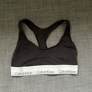 Svart Calvin Klein topp - Calvin Klein topp. Står inte storlek men skulle säga XXS-XS. Säljer pga att den inte längre passar! Frakten ingår ej i priset för plagget!
