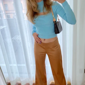 Blå cut-out tröja Other Stories  - Tycker den här tröjan är så fin 🥲💙  NYPRIS: 550 MITT PRIS: 300