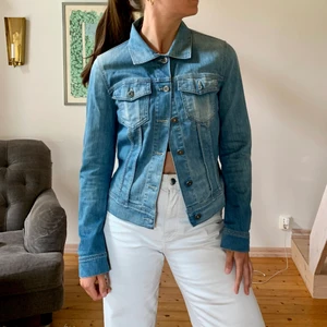 Jeansjacka Boss Orange S - Lite tunnare jeansjacka från Hugo Boss märke Boss Orange i storlek S. Normal i storleken. Ljusblå denim. Fint skick men viss missfärgning innanför kragen i nacken (se bild). 