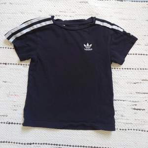 Adidas t-shirt svart till barn. Fint skick, strl 104. köparen står för frakt, vid spårbart är det dyrare. 