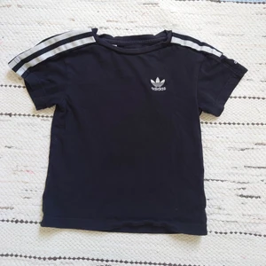 Adidas - Adidas t-shirt svart till barn. Fint skick, strl 104. köparen står för frakt, vid spårbart är det dyrare. 