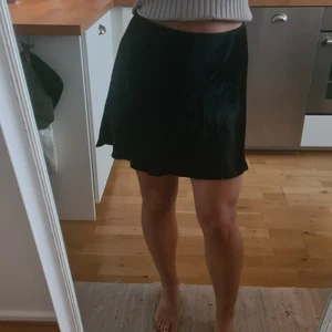 Kort satinkjol - Som ny, endast testad.