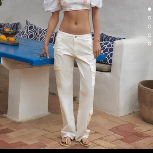 Cargo byxor  - Helt nya oandvända lappen kvar från zara. Stl 36 säljer för d är lite stor. Kan byta till en stl 34 också 